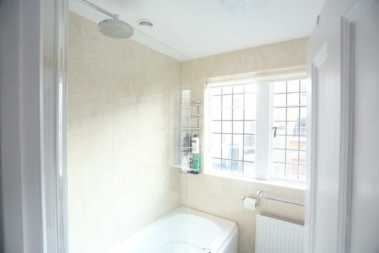 Entire Victorian Lodge In A Privately Gated Estate With Secure Parking For Two Cars And A Newly Refurbished Bathroom Экстерьер фото