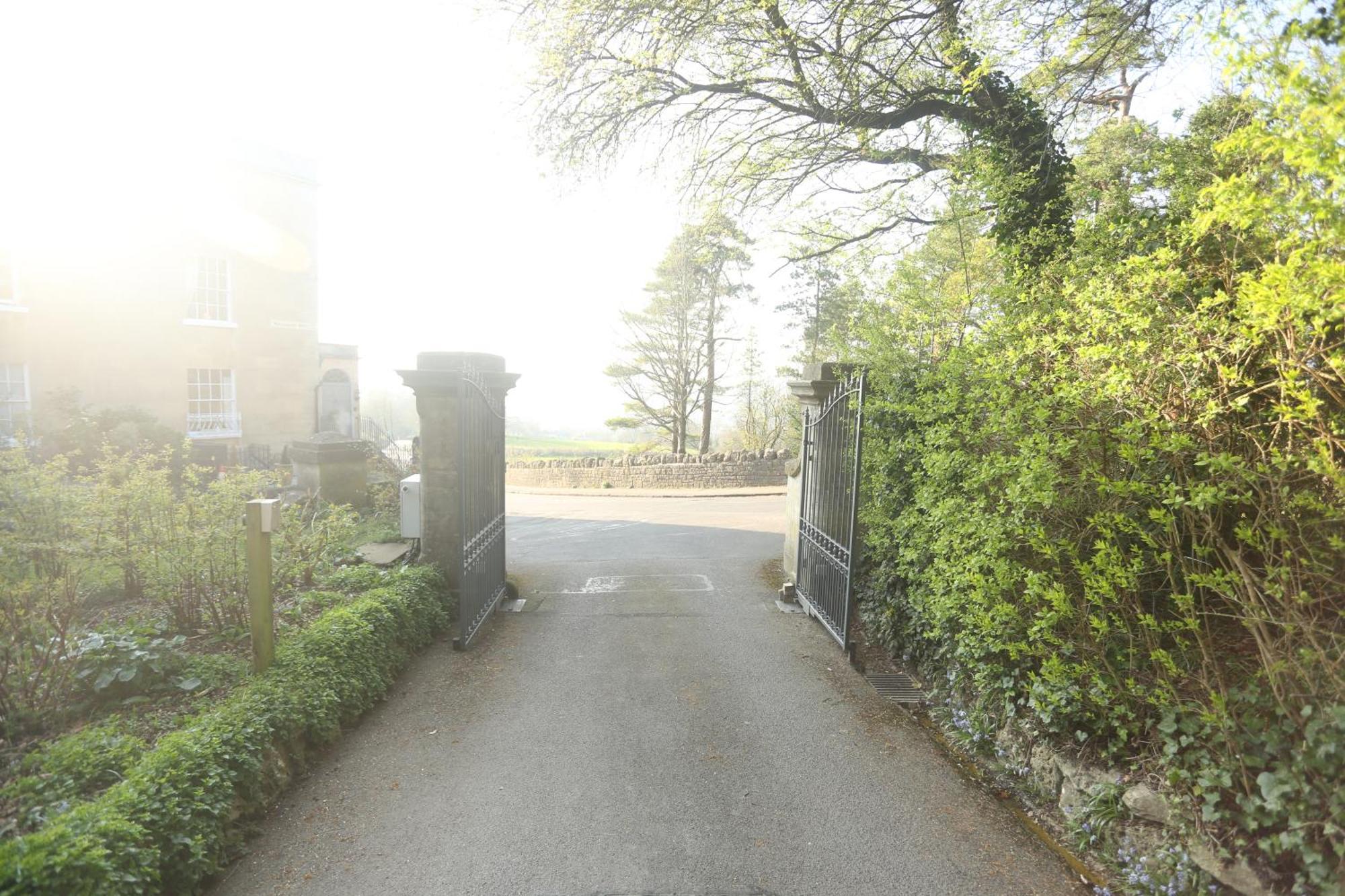 Entire Victorian Lodge In A Privately Gated Estate With Secure Parking For Two Cars And A Newly Refurbished Bathroom Экстерьер фото